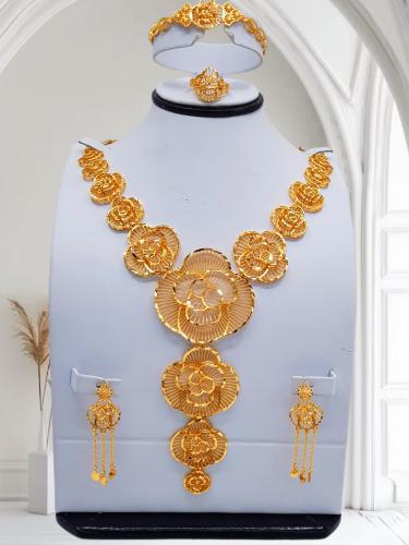 طقم مميز في تصميه ودقه تفاصله مطلي ذهب عيار 21