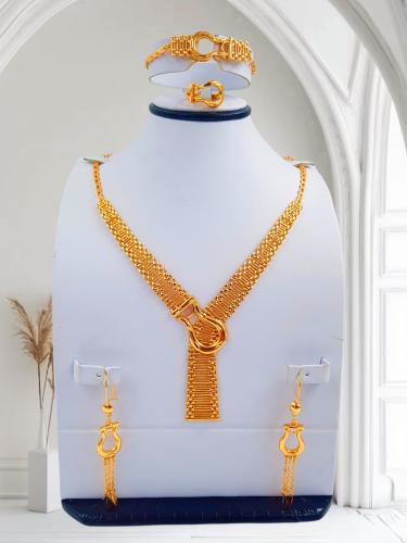 طقم مميز في تصميه ودقه تفاصله مطلي ذهب عيار 21