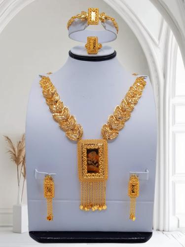 طقم مميز في تصميه ودقه تفاصله مطلي ذهب عيار 21
