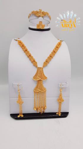 طقم ذهبي فاخر بتصميم شرقي متدلِ مطلي ذهب عيار 21