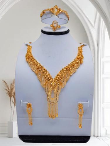 طقم مميز في تصميه ودقه تفاصله مطلي ذهب عيار 21