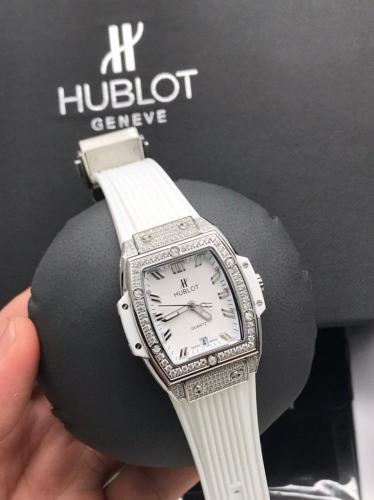 ساعة هوبلت نسائي مستطيل مع كامل الملحقات ماستر كوا...