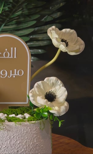 فازة ورد صناعي فخمة بيضاء - تنسيق ورد للمناسبات وا...