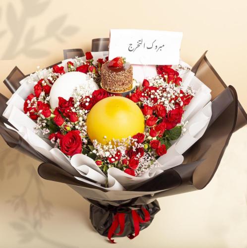 بوكيه ورد وكيك وبالون Rose and cake bouquet