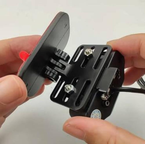 قاعدة تثبيت للكاميرا الخلفية داخل المقصورة