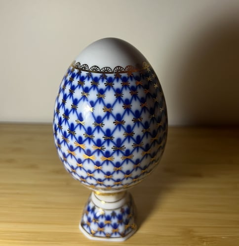 بيضة خزفية مزخرفة