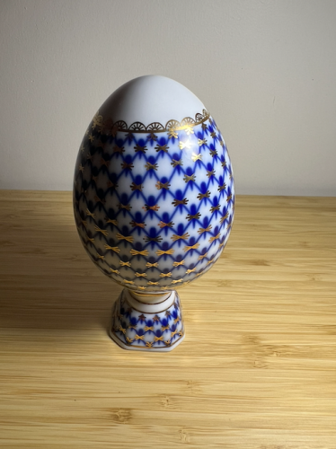 بيضة خزفية مزخرفة