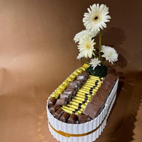 صحن شوكلاته بلجيكيه مزين بورد طبيعي