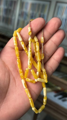 شبيه الكهرمان الطبيعي