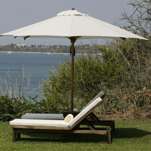 مظلة بحر لون ابيض داكن بعجلات متحركة وقاعدة من الح...