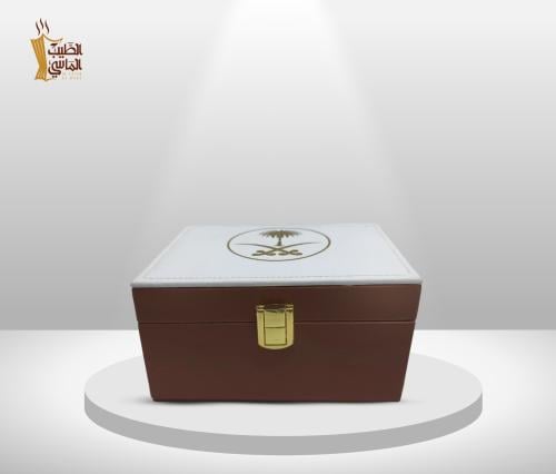 شنطة عود بنيه بغطاء ابيض