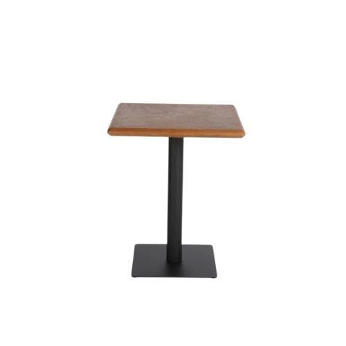 طاولة "توب كوفي" بنقوش ليزر وقاعدة معدنية