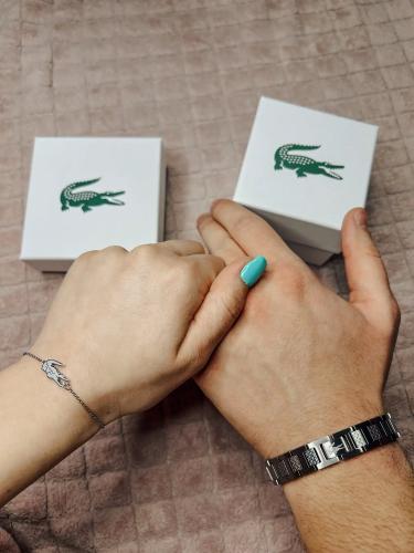 "إسوارة لاكوست™ الأصلية للزوجين – لمسة فخامة وأناق...