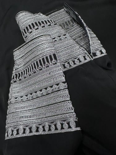 جلابيه عسيري ياقه تطريز فضي ملكي بدون سروال