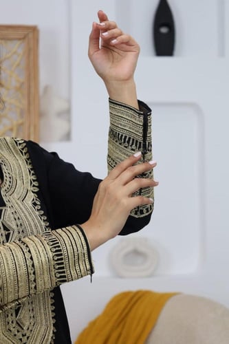 جلابيه عسيري اسود ياقه تطريز ذهبي ملكي بدون سروال