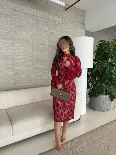 فستان احمر دانتيل بأكمام طويلة ع شكل جرس
