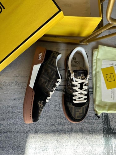 حذاء ماركة Fendi