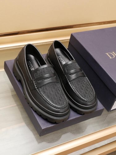 حذاء ماركة Dior
