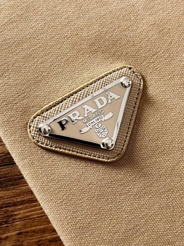 بلوفر ماركة Prada