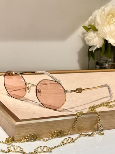 نظاره ماركة ‏Valentino
