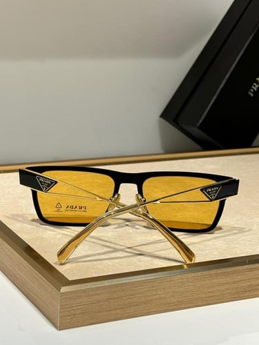 نظاره ماركة ‏Prada