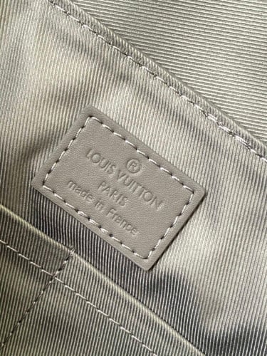 شنطة نسائية ماركة LV