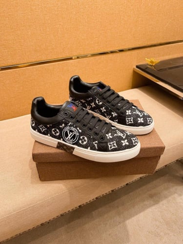 حذاء رجالي ماركة LV