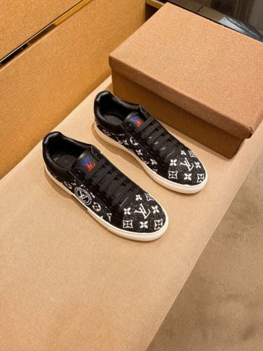 حذاء رجالي ماركة LV