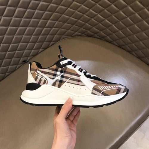 حذاء ماركة Burberry