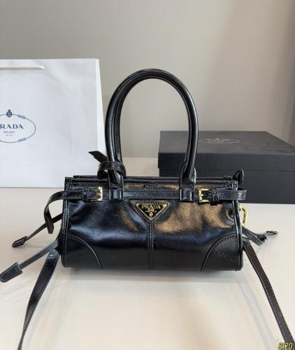شنطه نسائية ماركة Prada