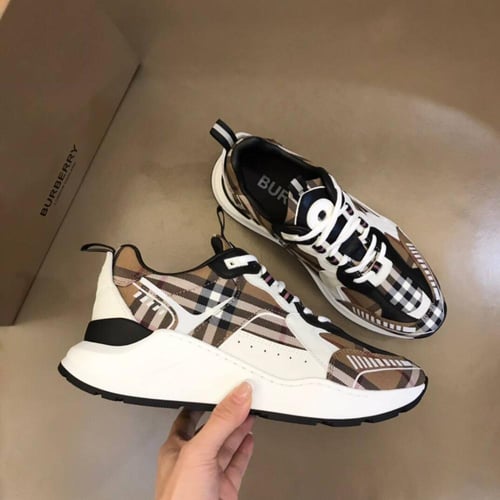 حذاء ماركة Burberry