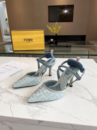 حذاء نسائي ماركة Fendi