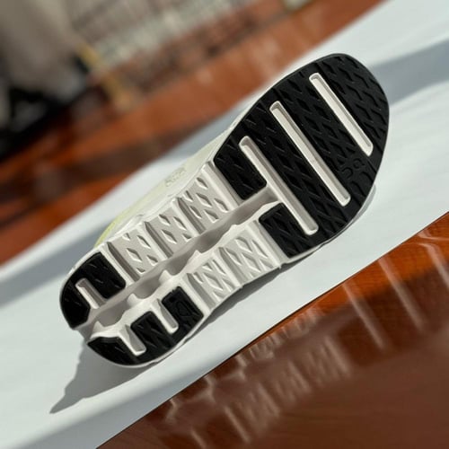 حذاء ماركة ‏Loewe