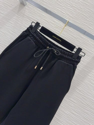 طقم نسائي ماركة LV