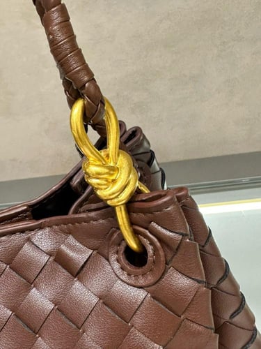 شنطة نسائية ماركة Bottega Veneta