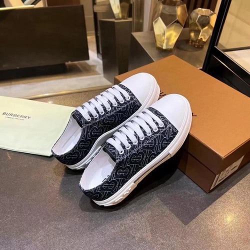 حذاء ماركة Burberry