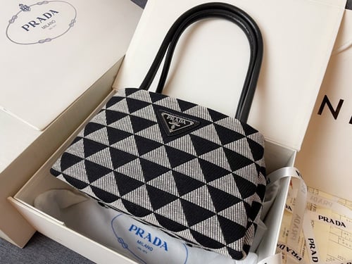شنطة نسائية ماركة Prada