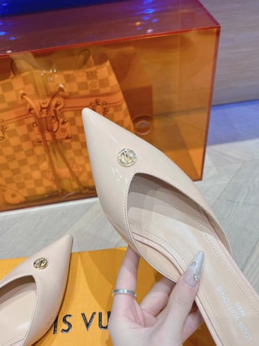 حذاء نسائي ماركة LV