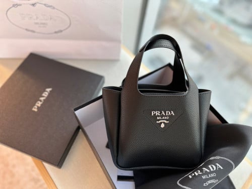 شنطة نسائيه ماركة Prada