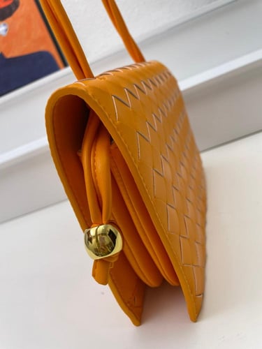 شنطة نسائية ماركة Bottega Veneta