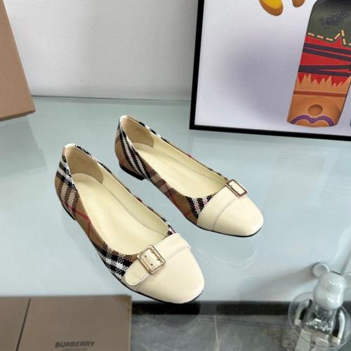 حذاء نسائي ماركة Burberry