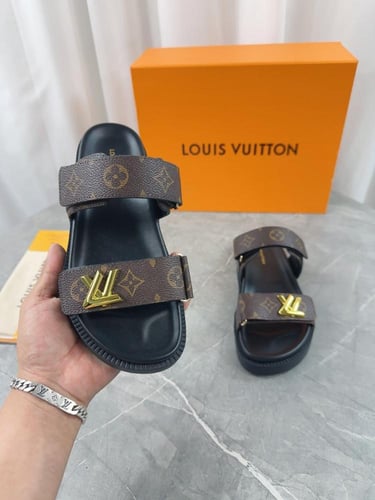 حذاء ماركة LV