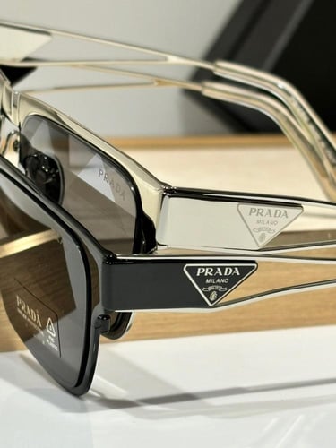نظاره ماركة ‏Prada
