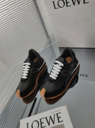 حذاء ماركة ‏Loewe
