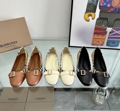 حذاء نسائي ماركة Burberry