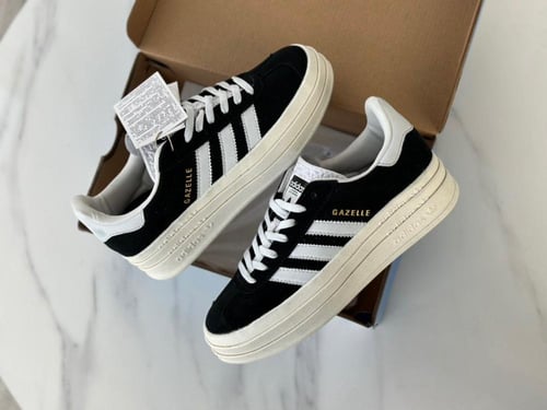 حذاء ماركة Adidas