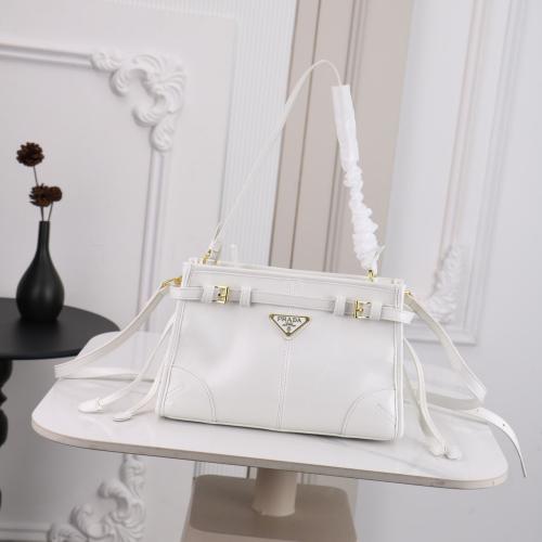 شنطة نسائيه ماركة Prada