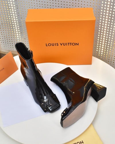 حذاء نسائي ماركة LV