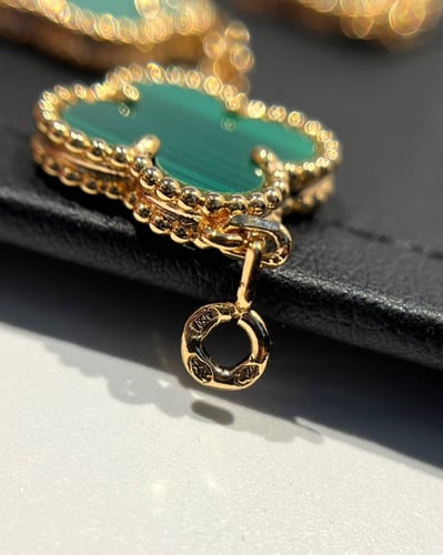 اسورة نسائية ماركة Van Cleef
