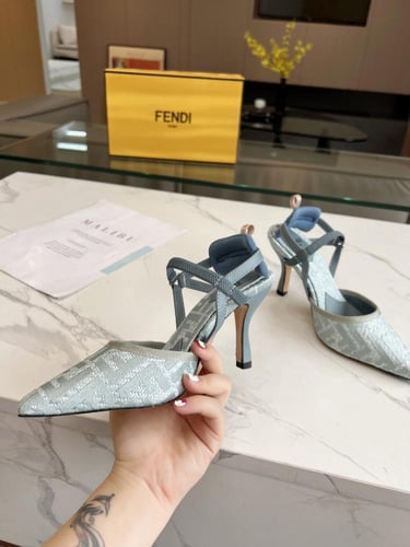حذاء نسائي ماركة Fendi
